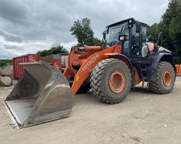 Hitachi ZW220 pneumatic wheel loader